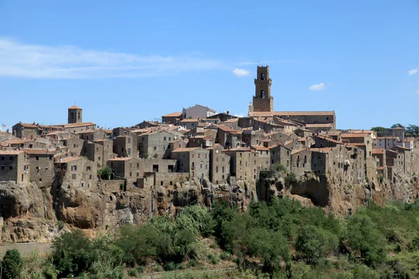 Középkori falu a tufa etruszk idő-ben alapított Pitigliano — Stock Fotó