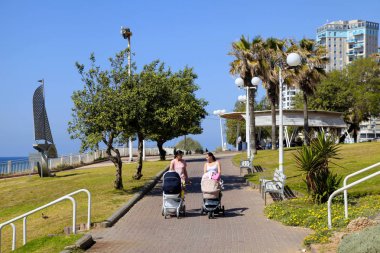 Bebek arabası Bat Yam esplanade, Bat Yam yürüme kadınlarla, 