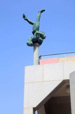 The Opera Tower yakınındaki çağdaş heykelin üzerine Tel Aviv mesire