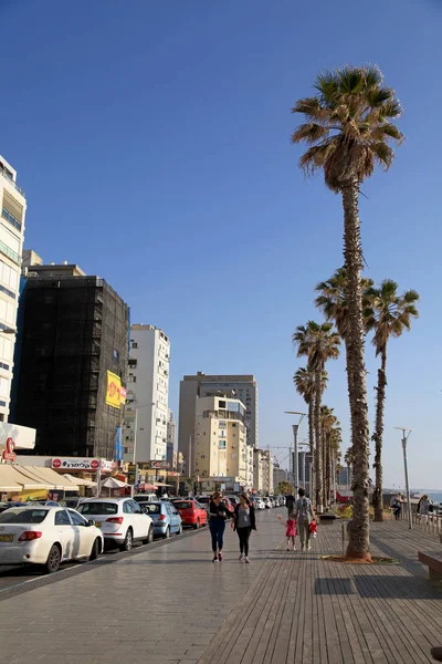 Visitantes en Bat Yam esplanade, Bat Yam, Israel . — Foto de Stock