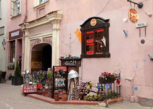 Loppis butik med vintage varor i gamla stan, Vilnius, Litauen — Stockfoto