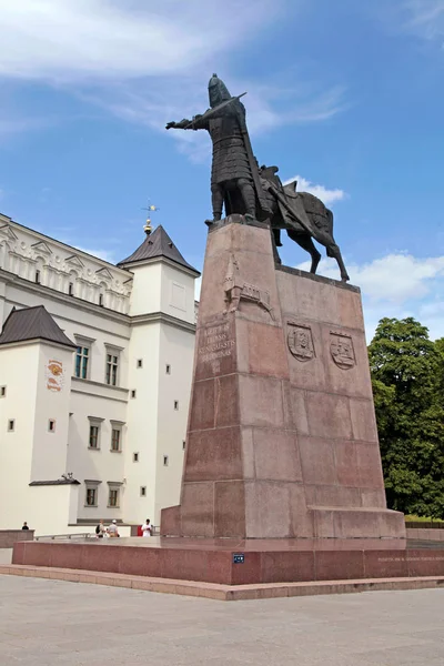 Bronze monument to Grand Duke Gediminas, Vilnius, Lithuania. — Stock Photo, Image