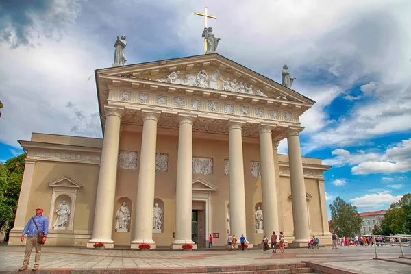 Turistas caminhando perto da Catedral em Vilnius, Lituânia . — Fotografia de Stock