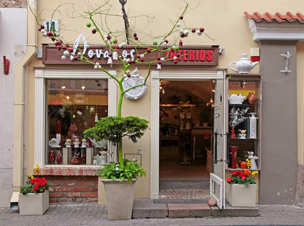 Loja de presentes e decoração com árvore decorativa na Cidade Velha de Vilnius — Fotografia de Stock