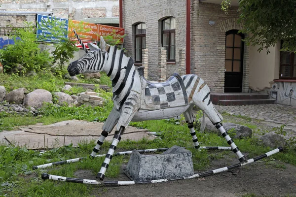 Houten grappig beeldhouwwerk van zebra in Uzupio - Boheemse district van Vilnius — Stockfoto