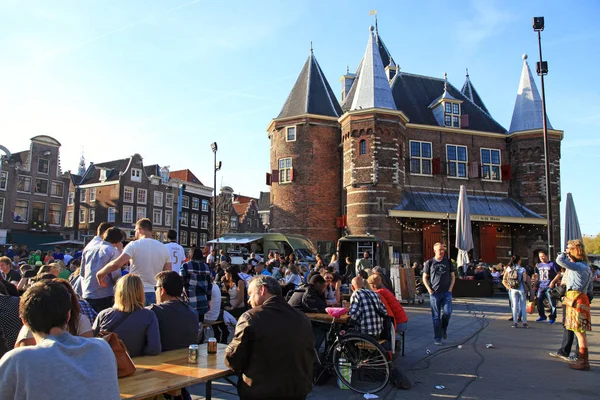 Menschen im outdoor cafe am nieuwmarkt, amsterdam — Stockfoto