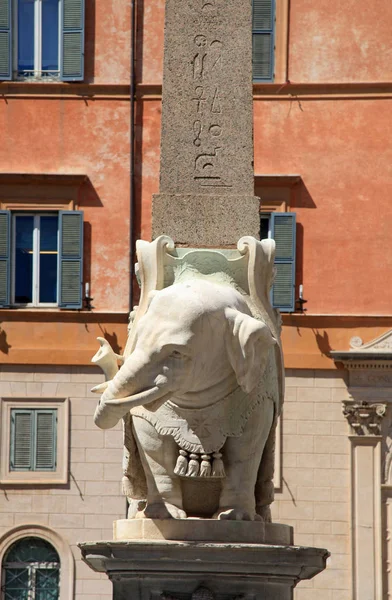 Elephant marmor staty av Bernini med egyptiska obelisken i Rom, — Stockfoto