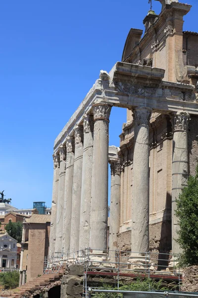 Ruínas do Templo de Antonino e Faustina no Fórum Romano, Roma , — Fotografia de Stock