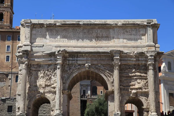 Arco de mármore triunfal de Septímio Severo na colina — Fotografia de Stock