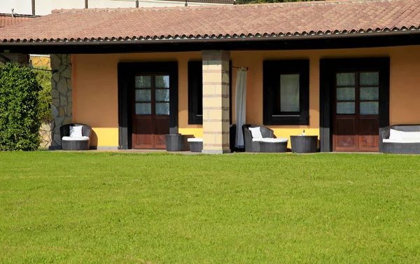 Villa terasz és a zöld fű village resort, Olaszország — Stock Fotó