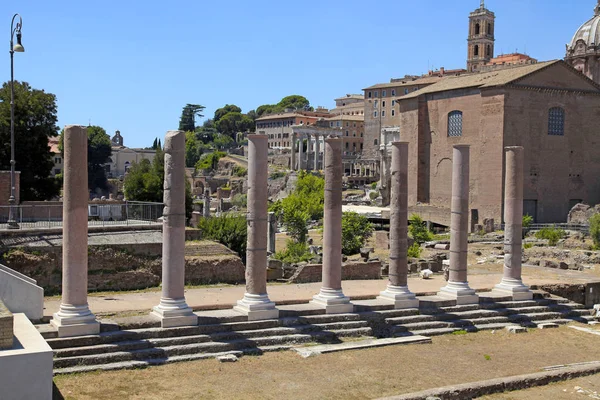 Colunas no famoso antigo Fórum Romano, Roma, Itália . — Fotografia de Stock