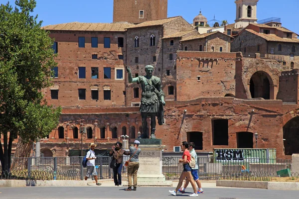 Turystów i brązowy pomnik cesarza Trajana, Rzym, Włochy. — Zdjęcie stockowe