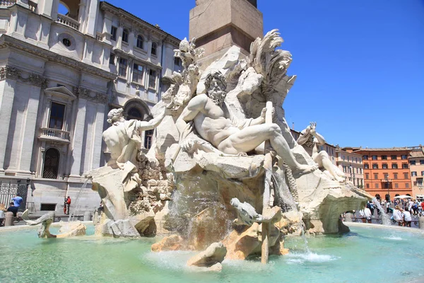 Фонтан четырех рек на площади Пьяцца Навона, Рим, Италия — стоковое фото