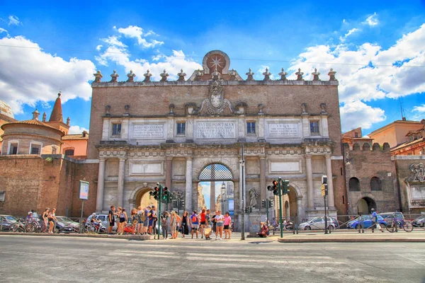 Porta del Popolo nordliga porten i Aurelianusmuren i Rom, Italien — Stockfoto
