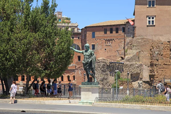Turisté a bronzová socha císaře Caesar Augustus, Řím, Itálie — Stock fotografie