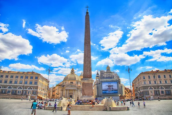Piazza del Popolo tértől (People's Square)-Róma, Olaszország. — Stock Fotó
