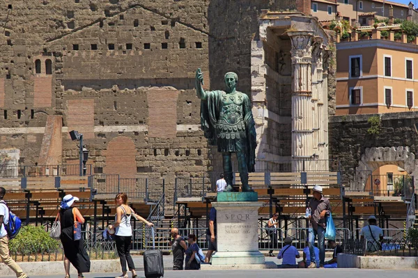 Turisté a bronzová socha císaře Julius Caesar, Řím, Itálie — Stock fotografie