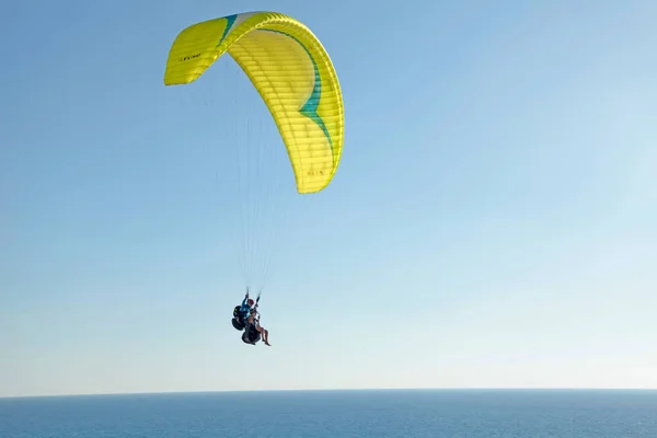Paraglider på Medelhavet kust, Netanya beach, Israel. — Stockfoto