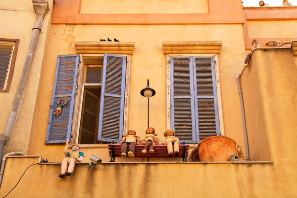 Schönes Haus mit lustigen Figuren beit tamar in neve tzedek area, tel aviv — Stockfoto