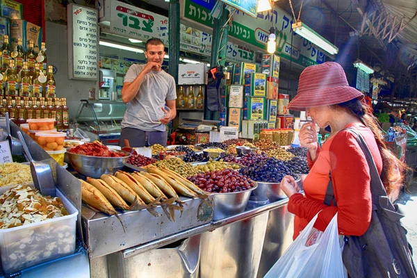 Vintage meubels en ander personeel op Jaffa rommelmarkt in Tel Aviv — Stockfoto