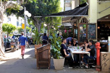 İnsanlar açık Cafe Dizengoff Street, Tel Aviv, İsrail.