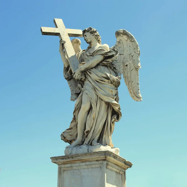 Angel with the Holy Cross from Ponte Sant 'Angelo bridge, Rome, Italy — стоковое фото