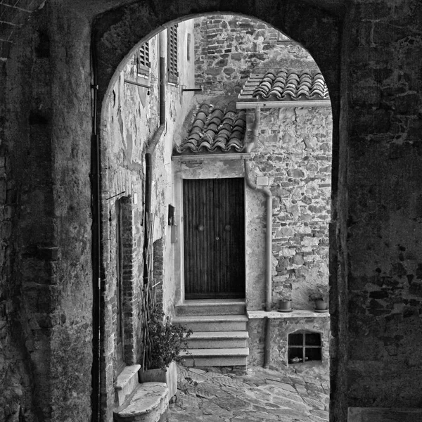 中世イタリアの町の狭いアーチ通り — ストック写真