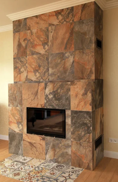 Moderní kamenný krb v obývacím pokoji — Stock fotografie