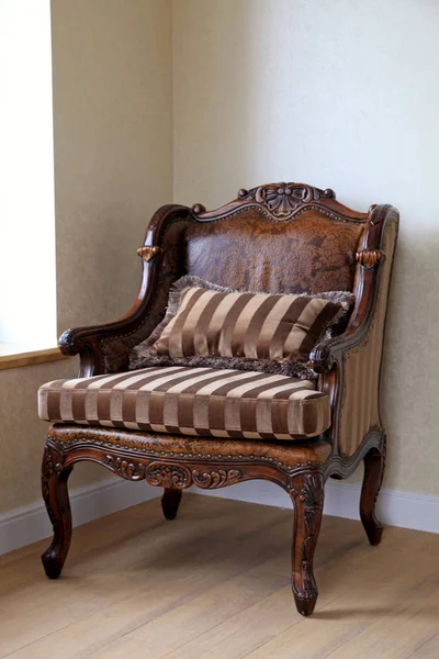 Fauteuil antique vintage dans la chambre — Photo