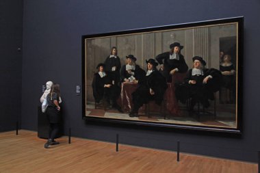 Ziyaretçi ünlü Rijksmuseum Amsterdam, Hollanda. 