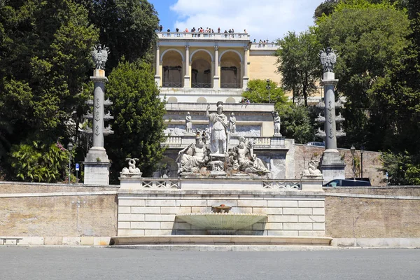 Brunnen auf der piazza del popolo, rom, italien. — Stockfoto