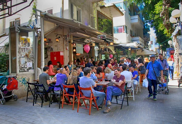 Personas en la cafetería al aire libre en la calle Dizengoff en Tel Aviv, Israel . — Foto de Stock