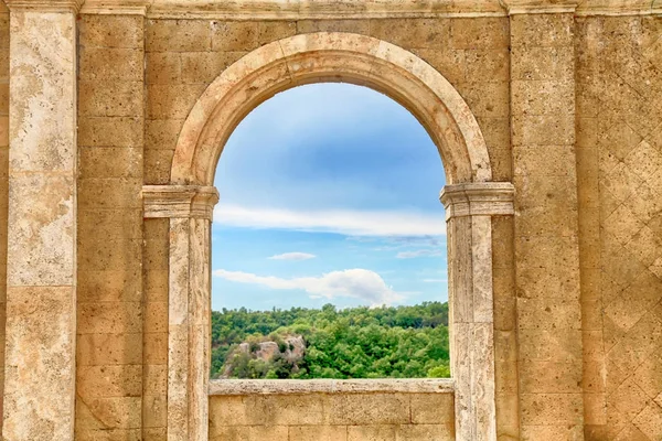 Vista italiana através da janela do arco, Toscana, Itália — Fotografia de Stock