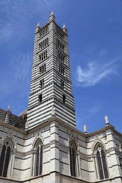 Beskåda av Duomo di Siena klocktorn, Siena, Toscana, Italien. — Stockfoto