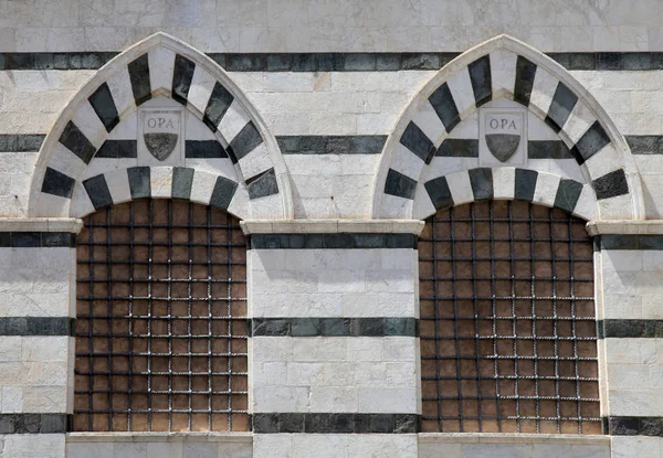 Janelas de um edifício na Piazza del Duomo de Siena, Itália — Fotografia de Stock