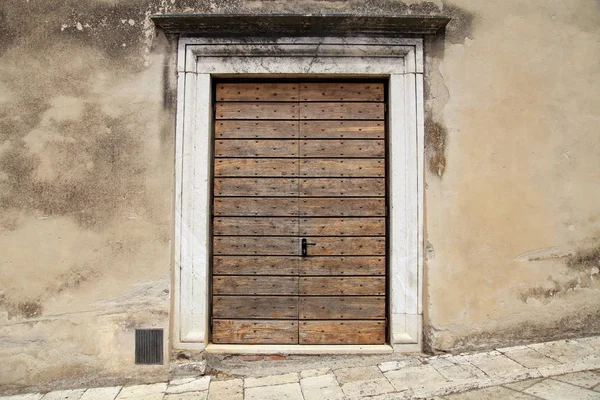 Alte hölzerne tür in ländlichem italienischen haus, toskana, italien. — Stockfoto