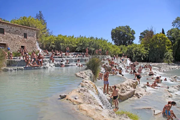 Turistas nadando y relajándose en aguas termales en Cascate del Mul — Foto de Stock