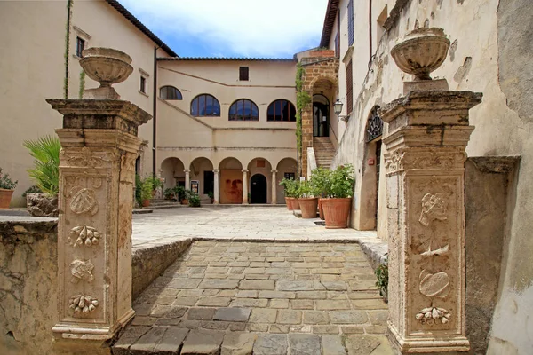 Múzeum, a középkori város Pitigliano, Toscana, Olaszország. — Stock Fotó