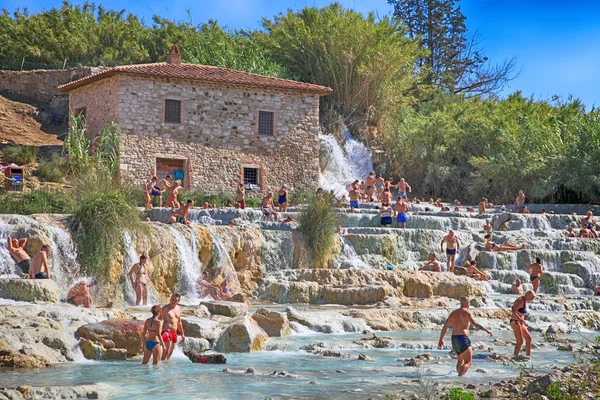 Spa natural con cascadas en Saturnia, Toscana, Italia . — Foto de Stock