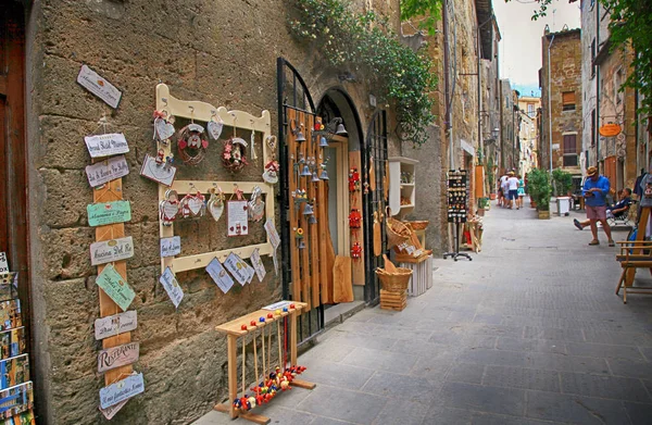 Ruelle étroite avec boutique de cadeaux dans la vieille ville de Pitigliano, Toscane, Italie — Photo