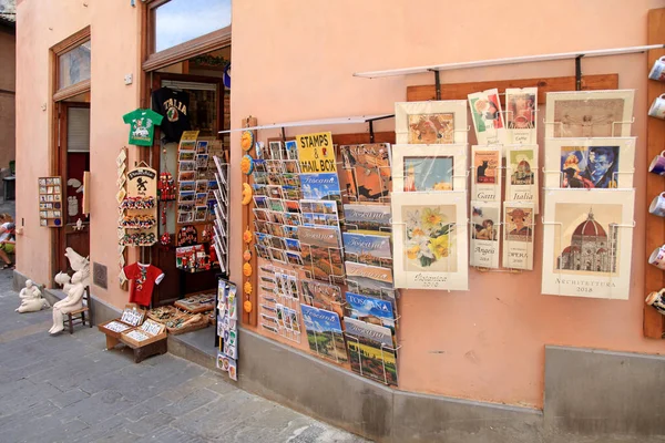 Straat souvenirwinkeltje in het oude centrum van Siena, Toscane, Italië — Stockfoto