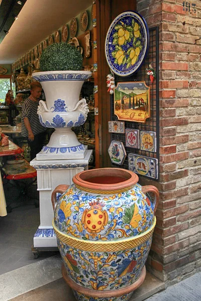 Shop with majolica ceramics at the medieval town of San Gimignano, Italy — Stock Photo, Image