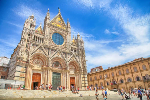 観光客や地元の人々、シエナの大聖堂、イタリアの隣に. — ストック写真