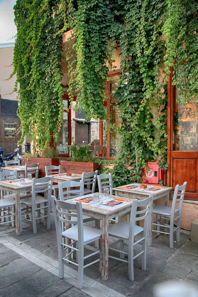 Outdoor cafe on the Old Town street in Rethymno, Greece. — Stock Photo, Image