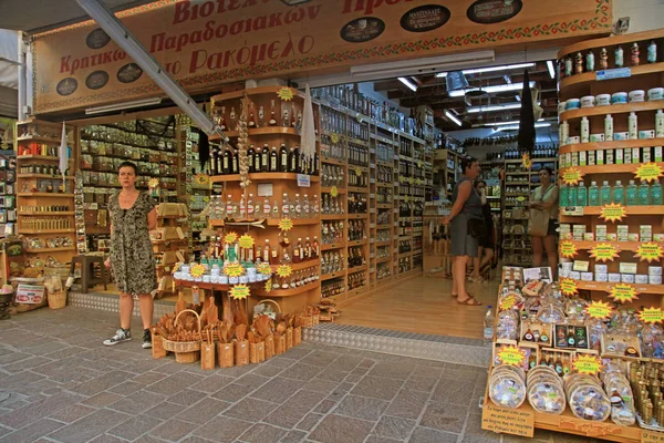 Negozio di souvenir cretese sulla via dello shopping turistico nel centro storico, Rethymno, Creta, Grecia — Foto Stock