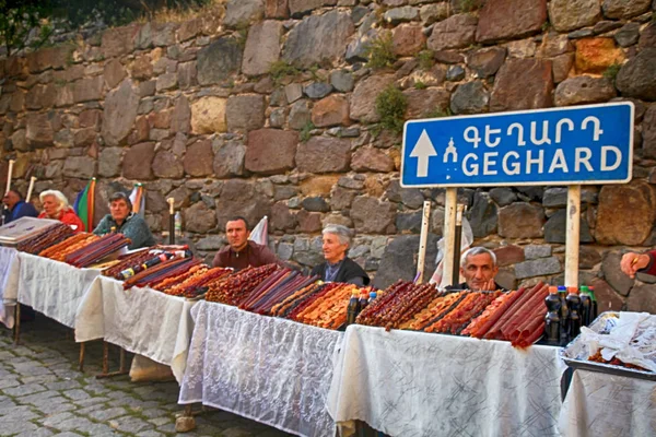 Einheimische verkaufen armenische hausgemachte Süßigkeiten in der Nähe des antiken Tempels von Geghard, Armenien — Stockfoto