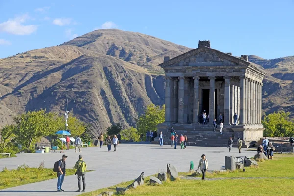 Туристы в языческом храме Гарни в Армении — стоковое фото