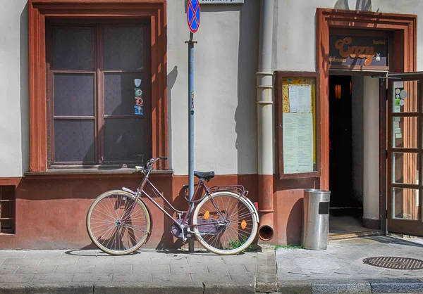 En cykel på en gata i gamla stan i Vilnius, Litauen. — Stockfoto