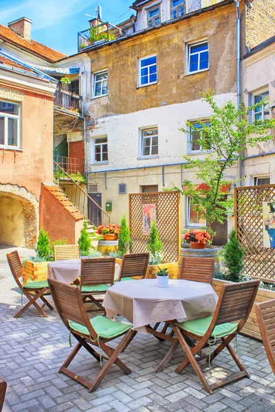 Beautiful outdoor cafe in the patio at Old Town of Vilnius, Lithuania — Stock Photo, Image