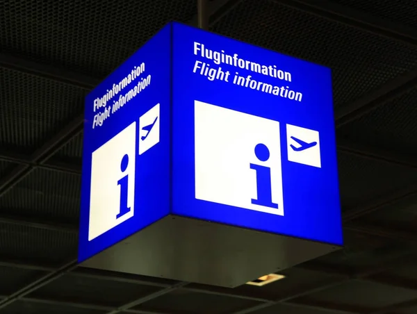 Modernes Fluginformationsschild am Flughafen — Stockfoto